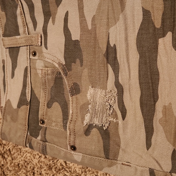 Time and Tru Relaxed Fit High Rise Camo Shorts 4" inseam - Picture 3 of 9